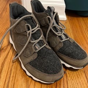 Sorel women’s boot sneakers size 8